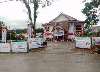 Meriahnya Dirgahayu Kecamatan Sukamakmur Kabupaten Bogor,terbukti dengan berbagai karangan bunga ucapan Selamat atas hari Jadinya Kecamatan yang Ke-26 Tahun. (Foto. Dok: RH/Mitrapolri.com)