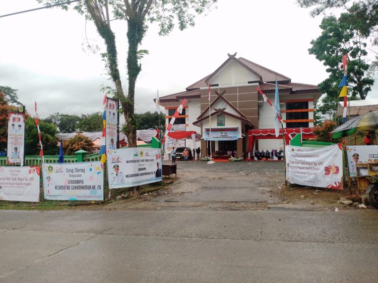 Meriahnya Dirgahayu Kecamatan Sukamakmur Kabupaten Bogor,terbukti dengan berbagai karangan bunga ucapan Selamat atas hari Jadinya Kecamatan yang Ke-26 Tahun. (Foto. Dok: RH/Mitrapolri.com)