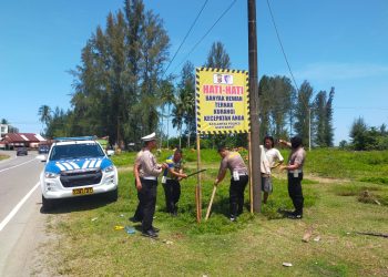 Satuan Lalu Lintas (Satlantas) Polres Aceh Barat melakukan pemasangan spanduk himbauan di sejumlah titik rawan kecelakaan lalu lintas (lakalantas), Selasa (27/5/2025).