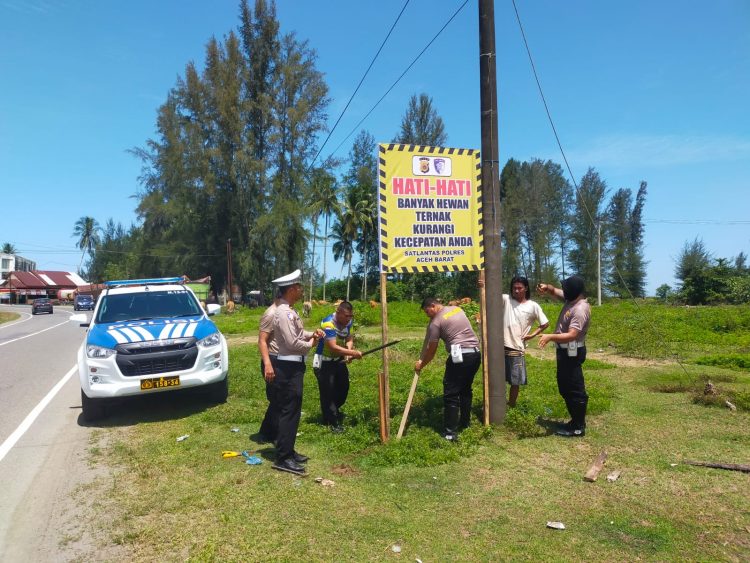 Satuan Lalu Lintas (Satlantas) Polres Aceh Barat melakukan pemasangan spanduk himbauan di sejumlah titik rawan kecelakaan lalu lintas (lakalantas), Selasa (27/5/2025).