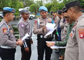Seksi Profesi dan Pengamanan (Propam) Polresta Palangka Raya melaksanakan kegiatan pengecekan absensi personel saat apel pagi sebagai bentuk pengawasan terhadap kehadiran anggota, Selasa (27/5/2025).