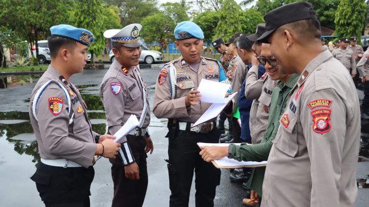 Seksi Profesi dan Pengamanan (Propam) Polresta Palangka Raya melaksanakan kegiatan pengecekan absensi personel saat apel pagi sebagai bentuk pengawasan terhadap kehadiran anggota, Selasa (27/5/2025).