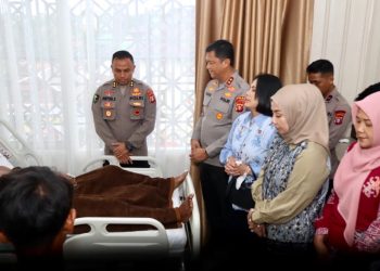 Kapolda Kalteng Irjen Pol Iwan Kurniawan, S.I.K., M.Si bersama Ketua Bhayangkari Daerah Kalimantan Tengah, Ny. Maya Iwan Kurniawan menjenguk anggota yang sedang dirawat akibat kecelakaan saat bertugas bertempat di ruang Rawat Inap Rumkit Bhayangkara setempat, Selasa (27/5/2025) siang.