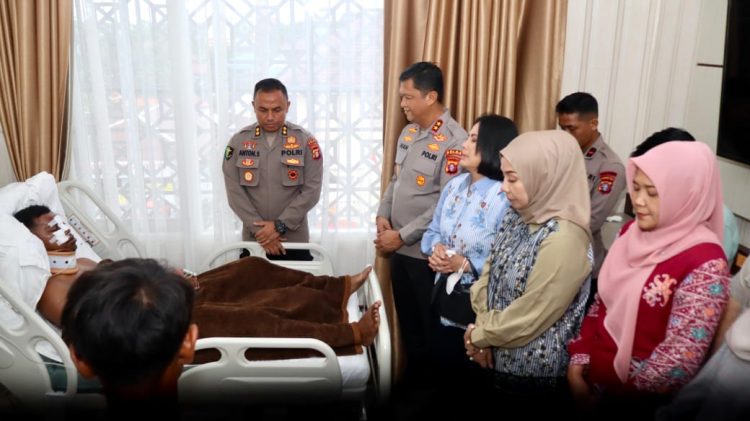 Kapolda Kalteng Irjen Pol Iwan Kurniawan, S.I.K., M.Si bersama Ketua Bhayangkari Daerah Kalimantan Tengah, Ny. Maya Iwan Kurniawan menjenguk anggota yang sedang dirawat akibat kecelakaan saat bertugas bertempat di ruang Rawat Inap Rumkit Bhayangkara setempat, Selasa (27/5/2025) siang.