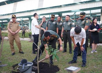 Panglima Komando Daerah Militer II/Sriwijaya Mayjen TNI Ujang Darwis M.D.A dalam kunjungan kerja ke PT Arwana Citramulia Tbk, salah satu produsen keramik terkemuka di Indonesia yang berlokasi di Desa Tanjung Pering, Kecamatan Indralaya Utara, Kabupaten Ogan Ilir (OI), Selasa (27/5/2025)