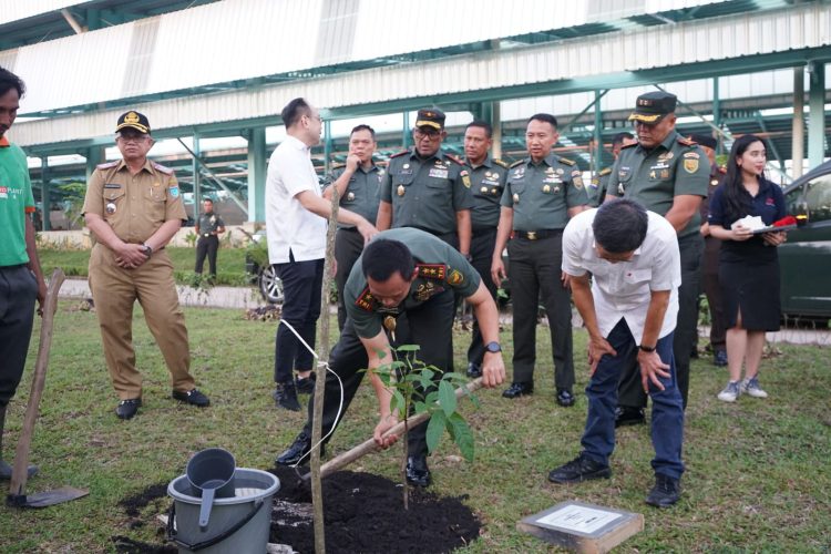 Panglima Komando Daerah Militer II/Sriwijaya Mayjen TNI Ujang Darwis M.D.A dalam kunjungan kerja ke PT Arwana Citramulia Tbk, salah satu produsen keramik terkemuka di Indonesia yang berlokasi di Desa Tanjung Pering, Kecamatan Indralaya Utara, Kabupaten Ogan Ilir (OI), Selasa (27/5/2025)