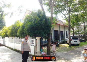 Polsek Rantau Alai melaksanakan pengamanan kegiatan ibadah Hari Raya Kenaikan Isa Almasih yang berlangsung di Gereja Kapel Santo Zakaria, Desa Mekarsari, Kecamatan Rantau Alai, Kabupaten Ogan Ilir, (29/05/2025)