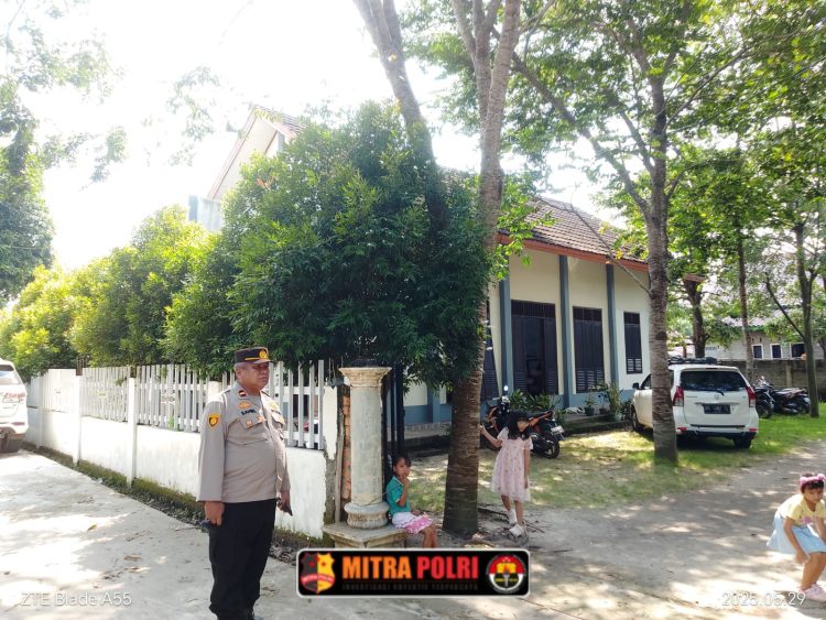 Polsek Rantau Alai melaksanakan pengamanan kegiatan ibadah Hari Raya Kenaikan Isa Almasih yang berlangsung di Gereja Kapel Santo Zakaria, Desa Mekarsari, Kecamatan Rantau Alai, Kabupaten Ogan Ilir, (29/05/2025)