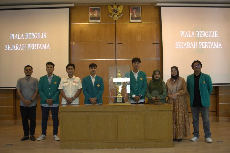 Opening Ceremony Internal Moot Court Competition (IMCC) Komunitas Peradilan Semu (KPS) Fakultas Hukum Universitas Syiah Kuala 2025 resmi dibuka pada Jumat, 30 Mei 2025, bertempat di gedung Mootcourt Fakultas Hukum Universitas Syiah Kuala.