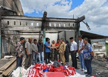 Anggota DPR Aceh juga ketua DPC Partai Demokrat Nagan Raya, Edi Kamal, S.K.M menyerahkan bantuan masa panik untuk korban kebakaran di empat titik di wilayah Kabupaten Nagan Raya.