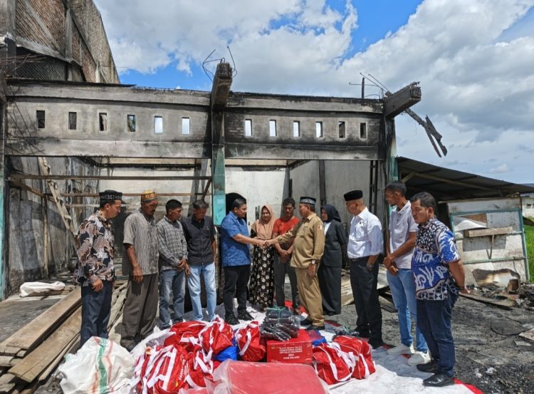 Anggota DPR Aceh juga ketua DPC Partai Demokrat Nagan Raya, Edi Kamal, S.K.M menyerahkan bantuan masa panik untuk korban kebakaran di empat titik di wilayah Kabupaten Nagan Raya.