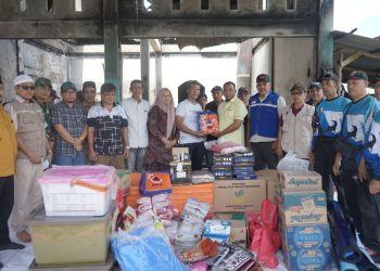 Wabup Raja Sayang menyerahkan bantuan masa panik secara simbolis kepada dua korban kebakaran, yakni Darwan (40) dan Syafaruddin (57).
