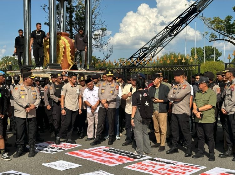 Kapolda Kalteng saat melakukan meninjau kesiapan pengamanan hari buruh, Kamis (1/5/2025).
