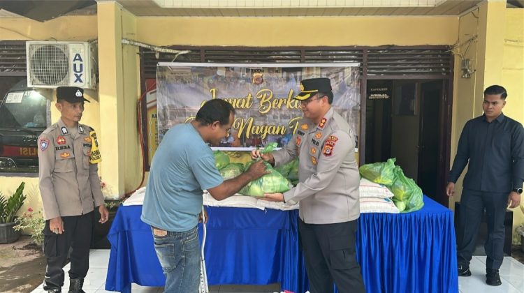 Kegiatan dipimpin langsung oleh Kapolres Nagan Raya, AKBP Benny Bathara, S.i.k., didampingi para pejabat utama dan personel Polres, kegiatan Jum’at Berkah kali ini dilaksanakan dengan membagikan paket makanan dan sembako kepada warga yang membutuhkan, termasuk warga kurang mampu, anak yatim, kaum dhuafa, dan lansia di sekitar wilayah hukum Polres Nagan Raya.