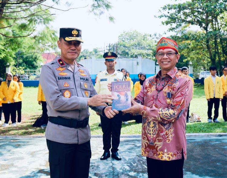 Wakapolda Kalteng juga berkesempatan memberikan buku dengan judul 'Transformasi Polri dan Asta Cita', yang diterima langsung oleh Rektor Universitas Palangka Raya, Prof. Dr. Ir. Salampak, M.S.