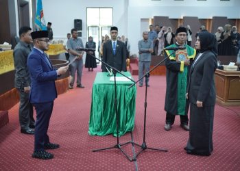 pelantikan dan pengucapan sumpah/janji Rauzatul Jannah, S.Pd., dari Partai Demokrat, sebagai anggota DPRK Nagan Raya Sisa Masa Jabatan 2024-2029 menggantikan Jonniadi, S.E., M.Si., yang mengundurkan diri karena mencalonkan diri sebagai Calon Bupati Nagan Raya dalam Pilkada 2024 yang lalu.