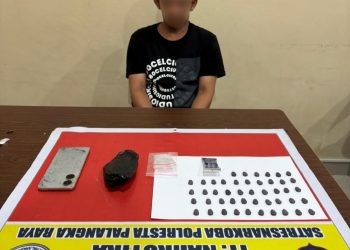 Satrenarkoba pun akhirnya mengamankan seorang tersangka yakni pria berinisial AH (42) di kawasan tersebut, serta menemukan puluhan butir Pil Ekstasi dari hasil pemeriksaan badan dan pakaian yang turut disaksikan oleh Ketua RT setempat.