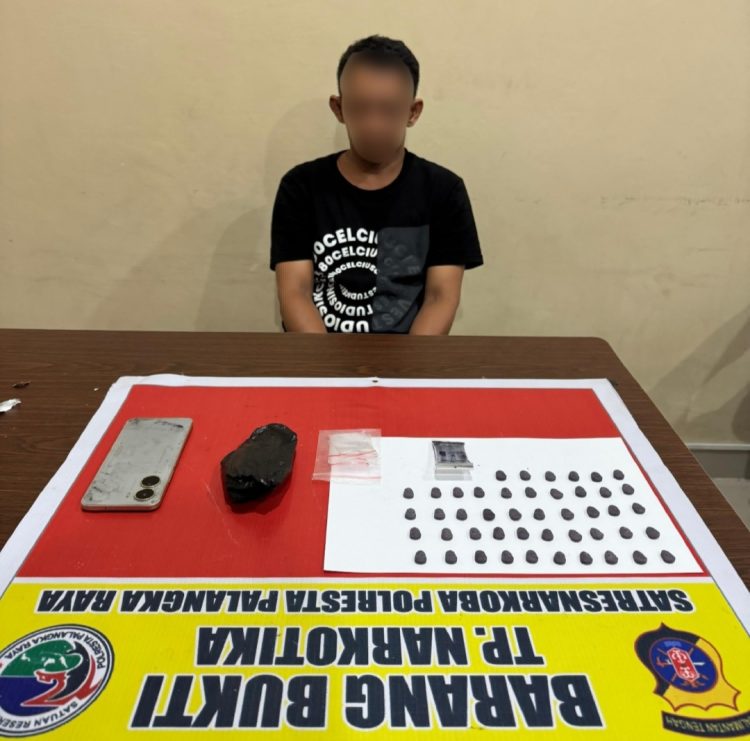 Satrenarkoba pun akhirnya mengamankan seorang tersangka yakni pria berinisial AH (42) di kawasan tersebut, serta menemukan puluhan butir Pil Ekstasi dari hasil pemeriksaan badan dan pakaian yang turut disaksikan oleh Ketua RT setempat.