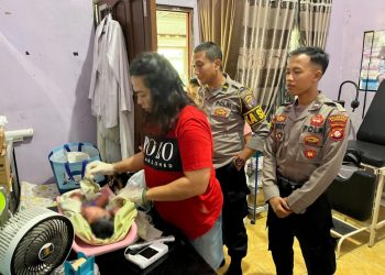 Bayi tersebut pertama kali ditemukan oleh masyarakat dalam sebuah kotak kardus yang diletakan di depan pintu masuk Gereja Kalimantan Evangelis (GKE) Sangkakala, Jalan Deli Bangkan, Kota Palangka Raya, Kalimantan Tengah, Jumat (9/5/2025) pagi.