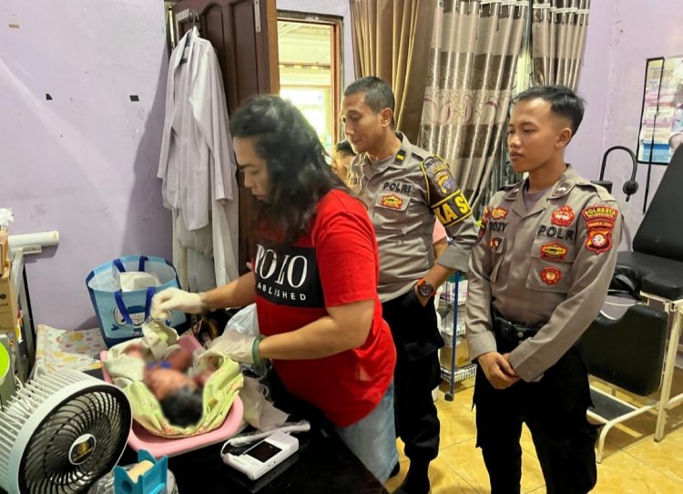 Bayi tersebut pertama kali ditemukan oleh masyarakat dalam sebuah kotak kardus yang diletakan di depan pintu masuk Gereja Kalimantan Evangelis (GKE) Sangkakala, Jalan Deli Bangkan, Kota Palangka Raya, Kalimantan Tengah, Jumat (9/5/2025) pagi.