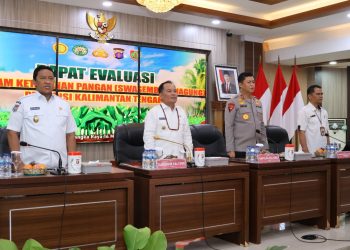 Hadir dalam rapat, Gubernur Kalteng H. Agustiar Sabran, Kapolda Irjen Pol Iwan Kurniawan, Wakil Gubernur, H. Edy Pratowo, Direktur Pembiayaan Ditjen PSP Kementan RI, Tedy Dirhamsyah, Asisten Pemkesra, Shalahuddin, Asisten Administrasi Umum Sunarti, dan Kepala BPS Agnes Widiastuti, serta Kepala OPD Kalteng.