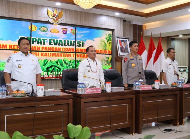 Hadir dalam rapat, Gubernur Kalteng H. Agustiar Sabran, Kapolda Irjen Pol Iwan Kurniawan, Wakil Gubernur, H. Edy Pratowo, Direktur Pembiayaan Ditjen PSP Kementan RI, Tedy Dirhamsyah, Asisten Pemkesra, Shalahuddin, Asisten Administrasi Umum Sunarti, dan Kepala BPS Agnes Widiastuti, serta Kepala OPD Kalteng.