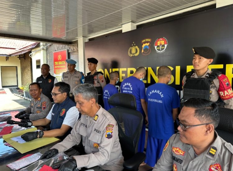 Polres Purbalingga berhasil mengungkap dua kasus tindak pidana dalam waktu hampir berdekatan. Hal itu terlihat saat digelar konferensi pers di Mapolres Purbalingga, Kamis (15/5/2025) siang.