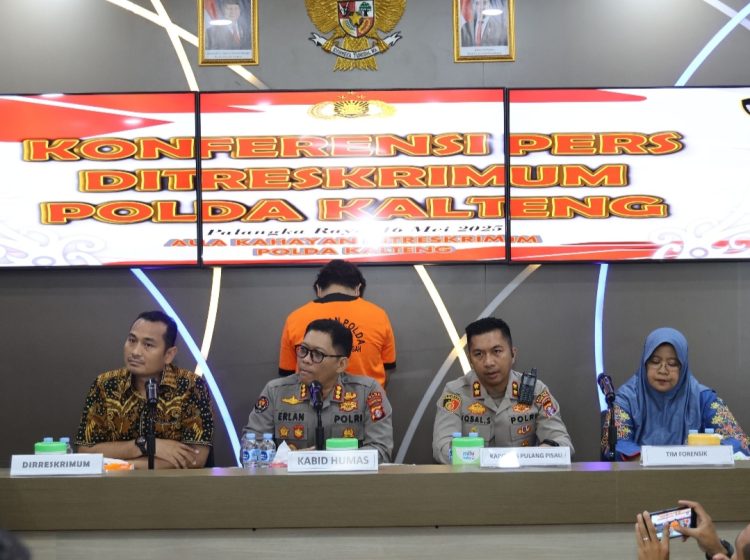 Kabidhumas Polda Kalteng Kombes Pol Erlan Munaji mewakili Kapolda Irjen Pol Iwan Kurniawan, saat konferensi pers di Aula Kahayan Ditreskrimum, Jumat (16/5/2025) siang.