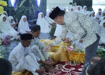 Bupati Nagan Raya Provinsi Aceh, Dr. TR. Keumangan, S.H., M.H., atau yang akrab disapa TRK, secara resmi melepas keberangkatan 120 Jamaah Calon Haji (JCH) Kabupaten Nagan Raya yang tergabung dalam Kloter 05 dan Kloter 12 pada Sabtu, 17 Mei 2025.