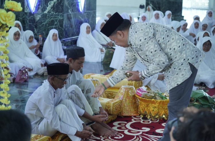 Bupati Nagan Raya Provinsi Aceh, Dr. TR. Keumangan, S.H., M.H., atau yang akrab disapa TRK, secara resmi melepas keberangkatan 120 Jamaah Calon Haji (JCH) Kabupaten Nagan Raya yang tergabung dalam Kloter 05 dan Kloter 12 pada Sabtu, 17 Mei 2025.