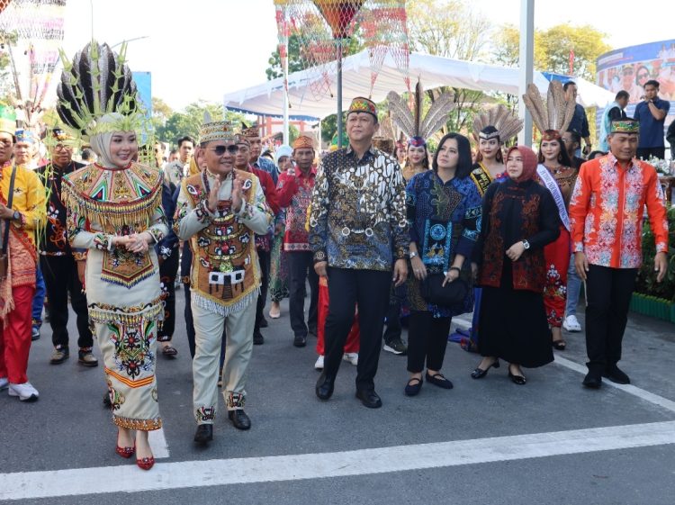 Kapolda Kalimantan Tengah, Irjen Pol Iwan Kurniawan, menghadiri langsung acara Karnaval Festival Budaya Isen Mulang (FBIM) tahun 2025, yang digelar di Bundaran Besar Kota Palangka Raya, Minggu (18/5/25) pagi.