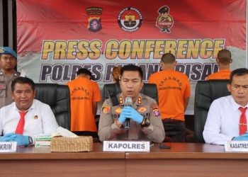 Press Conference yang dipimpin langsung Kapolres Pulang Pisau, AKBP Iqbal Sengaji, S.I.K., M.Si., didepan loby Mapolres Pulang Pisau dengan mengundang Insan Pers. Senin (19/05/2025).