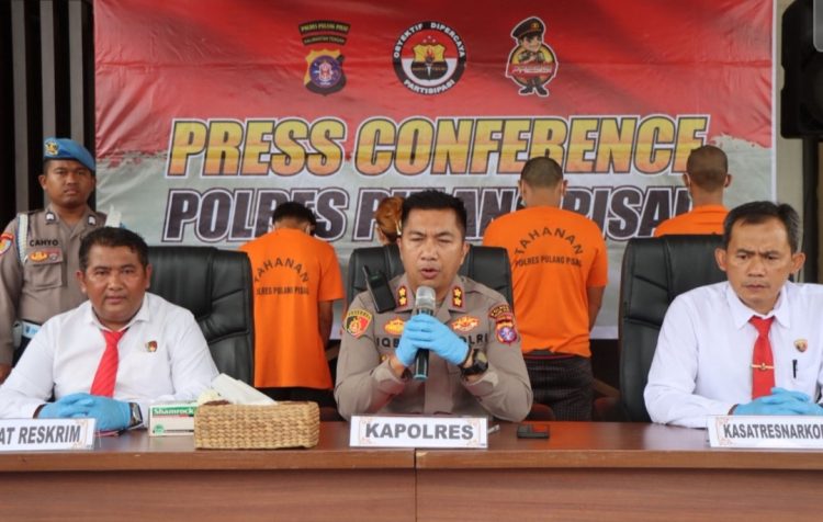 Press Conference yang dipimpin langsung Kapolres Pulang Pisau, AKBP Iqbal Sengaji, S.I.K., M.Si., didepan loby Mapolres Pulang Pisau dengan mengundang Insan Pers. Senin (19/05/2025).