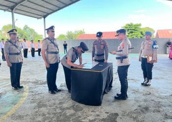 Kapolres Bitung, AKBP Albert Zai, SIK, MH, memimpin upacara Serah Terima Jabatan 2 Kasat dan 3 Kapolsek Jajaran Polres Bitung di Sport Hall Aspol Pinokalan pada Selasa (20/5/25).