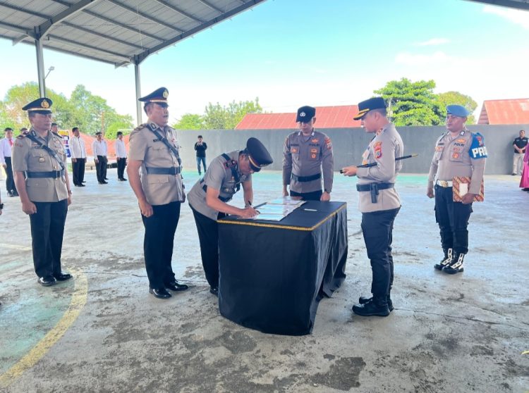 Kapolres Bitung, AKBP Albert Zai, SIK, MH, memimpin upacara Serah Terima Jabatan 2 Kasat dan 3 Kapolsek Jajaran Polres Bitung di Sport Hall Aspol Pinokalan pada Selasa (20/5/25).