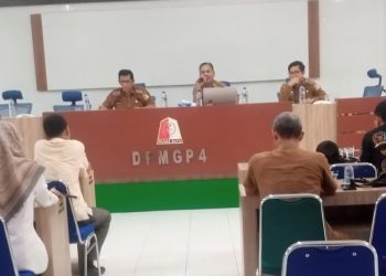 Rapat Koordinasi Persiapan Pemilihan Keuchik Antar Waktu yang dilaksanakan di Aula Sasana Praja DPMGP4, Kompleks Perkantoran Suka Makmue pada Selasa, 20 Mei 2025.
