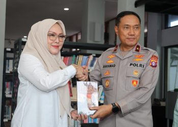 Wakapolda Kalteng Brigjen Pol Dr. Rakhmad memberikan karya tulis kepada Perpustakaan Daerah Prov. Kalteng, Rabu (21/5/25).