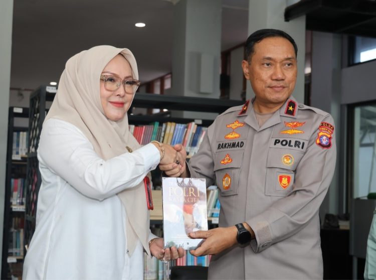 Wakapolda Kalteng Brigjen Pol Dr. Rakhmad memberikan karya tulis kepada Perpustakaan Daerah Prov. Kalteng, Rabu (21/5/25).