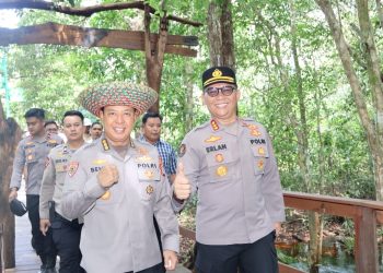 Irwasda Polda Kalimantan Tengah Kombes Pol Dr. Benny Ganda Sudjana, mewakili Kapolda Irjen Pol Iwan Kurniawan, menghadiri kegiatan pelepasliaran Orang Utan, Penanaman Pohon, dan Penebaran Benih Ikan Lokal di Hutan Kota Nyaru Menteng, Kel. Tumbang Tahai, Kec.Bukit Batu, Kota Palangka Raya, Rabu (21/5/2025).