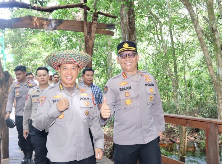 Irwasda Polda Kalimantan Tengah Kombes Pol Dr. Benny Ganda Sudjana, mewakili Kapolda Irjen Pol Iwan Kurniawan, menghadiri kegiatan pelepasliaran Orang Utan, Penanaman Pohon, dan Penebaran Benih Ikan Lokal di Hutan Kota Nyaru Menteng, Kel. Tumbang Tahai, Kec.Bukit Batu, Kota Palangka Raya, Rabu (21/5/2025).