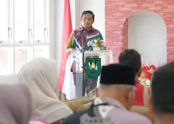 Pj Wali Kota Sabang ketika membuka kegiatan bedah buku berjudul "Hikayat Sabang dari Masa Lamuri Hingga Pelabuhan Bebas" karya Antoni Abdul Fattah. Kegiatan ini berlangsung di Gedung Layanan Perpustakaan Kota Sabang, Kamis (22/5/25).