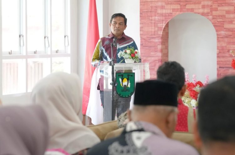 Pj Wali Kota Sabang ketika membuka kegiatan bedah buku berjudul "Hikayat Sabang dari Masa Lamuri Hingga Pelabuhan Bebas" karya Antoni Abdul Fattah. Kegiatan ini berlangsung di Gedung Layanan Perpustakaan Kota Sabang, Kamis (22/5/25).