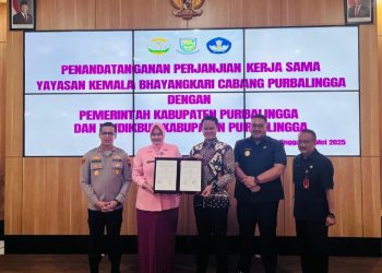 Penandatanganan kerja sama dilakukan oleh Kapolres Purbalingga AKBP Achmad Akbar, Bupati Purbalingga Fahmi Muhammad Hanif dan Ketua Bhayangkari Cabang Purbalingga Nina Akbar.