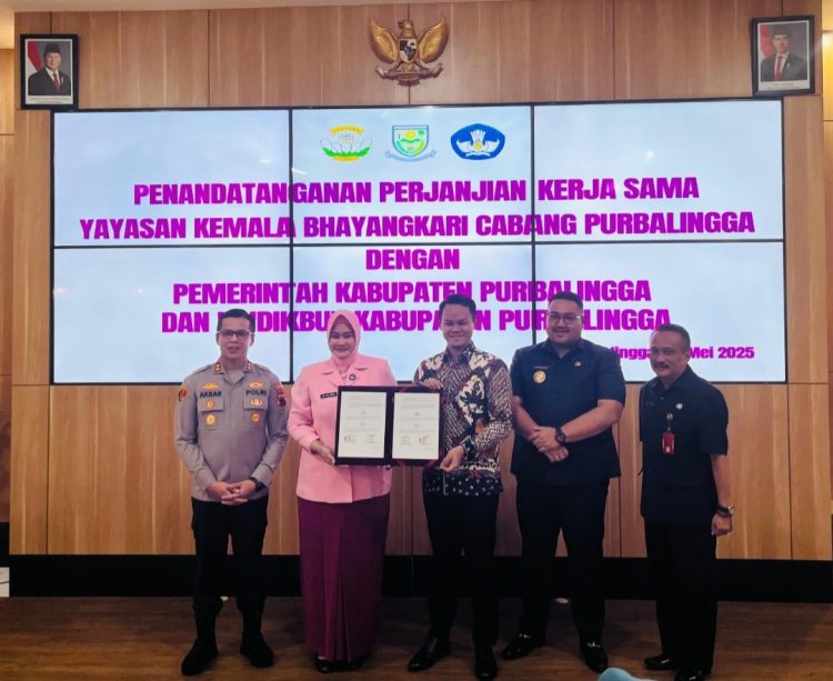 Penandatanganan kerja sama dilakukan oleh Kapolres Purbalingga AKBP Achmad Akbar, Bupati Purbalingga Fahmi Muhammad Hanif dan Ketua Bhayangkari Cabang Purbalingga Nina Akbar.