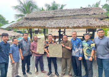 Pelaku Usaha Mikro, Kecil, dan Menengah (UMKM) di Kabupaten Nagan Raya, dengan fokus pada inovasi pemanfaatan fly ash sisa pembakaran batu bara sebagai bahan baku alternatif dalam produksi panel ornamen dan paving block.