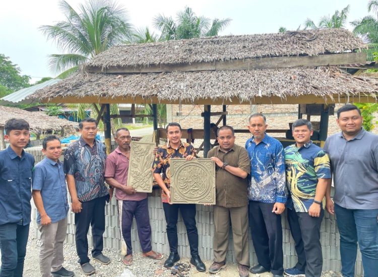 Pelaku Usaha Mikro, Kecil, dan Menengah (UMKM) di Kabupaten Nagan Raya, dengan fokus pada inovasi pemanfaatan fly ash sisa pembakaran batu bara sebagai bahan baku alternatif dalam produksi panel ornamen dan paving block.
