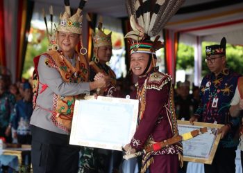 Penyerahan gelar tersebut, diserahkan langsung oleh Gubernur Kalteng, yang juga ketua DAD Kalteng, Agustiar Sabran, pada apel bersama Camat, Lurah, Kepala Desa, Babinsa, dan Bhabinkamtibmas se-Kalteng di halaman Kantor Gubernur Kalteng.