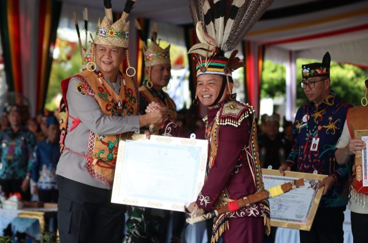 Penyerahan gelar tersebut, diserahkan langsung oleh Gubernur Kalteng, yang juga ketua DAD Kalteng, Agustiar Sabran, pada apel bersama Camat, Lurah, Kepala Desa, Babinsa, dan Bhabinkamtibmas se-Kalteng di halaman Kantor Gubernur Kalteng.