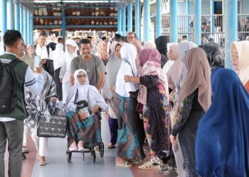 Sebanyak 17 jamaah calon haji Kota Sabang 2025 telah diberangkatkan menuju embarkasi Aceh di Banda Aceh