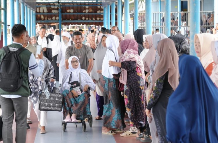 Sebanyak 17 jamaah calon haji Kota Sabang 2025 telah diberangkatkan menuju embarkasi Aceh di Banda Aceh
